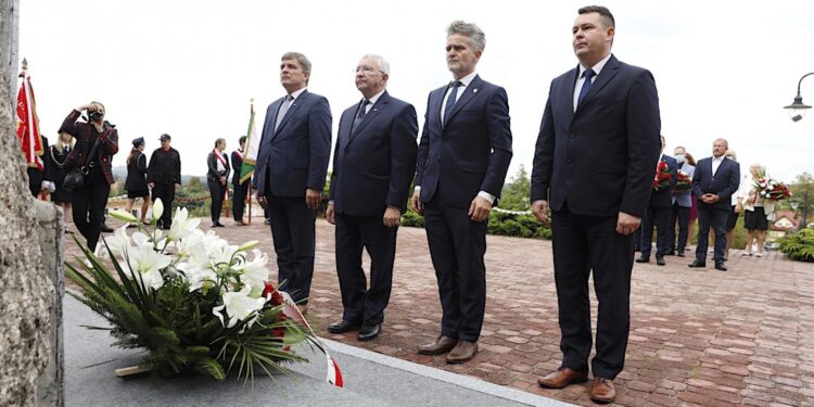 06.09.2020 Gościniec. Uroczystości przed Pomnikiem Lotników. Na zdjęciu (od lewej): Andrzej Pruś - przewodniczący Sejmiku Województwa Świętokrzyskiego, poseł Krzysztof Lipiec, senator Krzysztof Słoń i Cezary Majcher - członek zarządu powiatu kieleckiego / Jarosław Kubalski / Radio Kielce