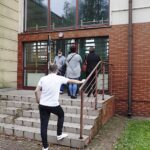 29.09.2020. Piekoszów. Żołnierze WOT pobierali wymazy na obecność koronawirusa wśród pracowników i osób z lokali aktywizujących, a także szpitalnego oddziału rehabilitacji / Jarosław Kubalski / Radio Kielce