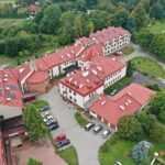 29.09.2020. Piekoszów. Żołnierze WOT pobierali wymazy na obecność koronawirusa wśród pracowników i osób z lokali aktywizujących, a także szpitalnego oddziału rehabilitacji / Jarosław Kubalski / Radio Kielce