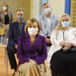 01.09.2020. Suchedniów. Rozpoczęcie roku w Samorządowej Szkole Podstawowej nr 1 w Suchedniowie. Na zdjęciu (w środku): Anna Krupka - wiceminister sportu / Jarosław Kubalski / Radio Kielce