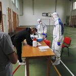 29.09.2020. Piekoszów. Żołnierze WOT pobierali wymazy na obecność koronawirusa wśród pracowników i osób z lokali aktywizujących, a także szpitalnego oddziału rehabilitacji / Jarosław Kubalski / Radio Kielce