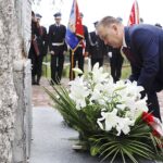 06.09.2020 Gościniec. Uroczystości przed Pomnikiem Lotników. Kwiaty składa Robert Jaworski - burmistrz Chęcin / Jarosław Kubalski / Radio Kielce