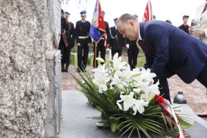 06.09.2020 Gościniec. Uroczystości przed Pomnikiem Lotników. Kwiaty składa Robert Jaworski - burmistrz Chęcin / Jarosław Kubalski / Radio Kielce