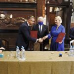 02.09.2020 Święty Krzyż. Podpisanie umowy na rozbudowę osady średniowiecznej w Hucie Szklanej. Na zdjęciu (od lewej): ojciec Marian Puchała - superior klasztoru na Świętym Krzyżu, Sławomir Kopacz - wójt gminy Bieliny, Andrzej Bętkowski - marszałek województwa, Anna Bartel - Firma Budowlana ANNA-BUD i Aleksander Kaczmarczyk - firma Rystal / Jarosław Kubalski / Radio Kielce