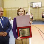01.09.2020. Suchedniów. Rozpoczęcie roku w Samorządowej Szkole Podstawowej nr 1 w Suchedniowie. Na zdjęciu (od lewej): Cezary Błach - burmistrz Suchedniowa i Anna Krupka - wiceminister sportu / Jarosław Kubalski / Radio Kielce