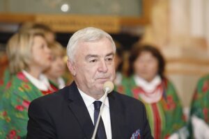 02.09.2020 Święty Krzyż. Podpisanie umowy na rozbudowę osady średniowiecznej w Hucie Szklanej. Na zdjęciu: Andrzej Bętkowski - marszałek województwa / Jarosław Kubalski / Radio Kielce