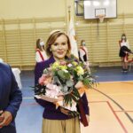 01.09.2020. Suchedniów. Rozpoczęcie roku w Samorządowej Szkole Podstawowej nr 1 w Suchedniowie. Na zdjęciu (od lewej): Cezary Błach - burmistrz Suchedniowa i Anna Krupka - wiceminister sportu / Jarosław Kubalski / Radio Kielce