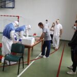 29.09.2020. Piekoszów. Żołnierze WOT pobierali wymazy na obecność koronawirusa wśród pracowników i osób z lokali aktywizujących, a także szpitalnego oddziału rehabilitacji / Jarosław Kubalski / Radio Kielce