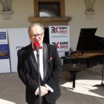 05.09.2020 Kielce. „Chopinowskie inspiracje” w ogrodzie włoskim Pałacu Biskupów Krakowskich. Na zdjęciu: Artur Jaroń - dyrektor Zespołu Państwowych Szkół Muzycznych w Kielcach / Jarosław Kubalski / Radio Kielce