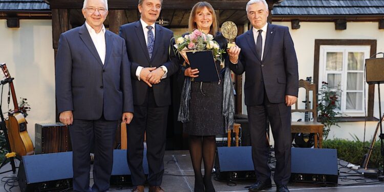 11.09.2020 Kielce. Dworek Laszczyków. Wręczenie Świętokrzyskich Nagród Muzealnych. Na zdjęciu (od lewej): poseł Krzysztof Lipiec, Andrzej Pruś - przewodniczący sejmiku województwa, Joanna Kaczmarczyk - zastępca dyrektora Muzeum Narodowego w Kielcach i Andrzej Bętkowski - marszałek województwa / Jarosław Kubalski / Radio Kielce