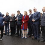 07.09.2020. Kielce. Briefing klubu radnych PiS w sprawie upamiętnienia  Kornela Morawieckiego poprzez nazwanie jego imieniem ulicy. Na zdjęciu (od lewej): Mirosław Gębski - starosta kielecki, Krzysztof Lipiec - lider świętokrzyskich struktur PiS, Jarosław Karyś - wiceprzewodniczący Rady Miasta Kielce, Anna Krupka - wiceminister sportu, Krzysztof Słoń - senator PiS, Rafał Nowak - wicewojewoda świętokrzyski i Wiesław Koza - rady Rady Miasta Kielce / Jarosław Kubalski / Radio Kielce