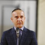 01.09.2020. Suchedniów. Rozpoczęcie roku w Samorządowej Szkole Podstawowej nr 1 w Suchedniowie. Na zdjęciu: Piotr Kisiel - radny Rady Miasta Kielce / Jarosław Kubalski / Radio Kielce