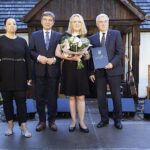 11.09.2020 Kielce. Dworek Laszczyków. Wręczenie Świętokrzyskich Nagród Muzealnych. Na zdjęciu (od lewej): Magdalena Kusztal - dyrektor Departamentu Kultury i Dziedzictwa Narodowego w urzędzie marszałkowskim w Kielcach, Andrzej Pruś - przewodniczący sejmiku województwa, Magdalena Śniegulska-Gomuła - Muzeum Narodowe w Kielcach i Andrzej Bętkowski - marszałek województwa / Jarosław Kubalski / Radio Kielce