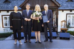 11.09.2020 Kielce. Dworek Laszczyków. Wręczenie Świętokrzyskich Nagród Muzealnych. Na zdjęciu (od lewej): Magdalena Kusztal - dyrektor Departamentu Kultury i Dziedzictwa Narodowego w urzędzie marszałkowskim w Kielcach, Andrzej Pruś - przewodniczący sejmiku województwa, Magdalena Śniegulska-Gomuła - Muzeum Narodowe w Kielcach i Andrzej Bętkowski - marszałek województwa / Jarosław Kubalski / Radio Kielce