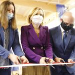 01.09.2020. Suchedniów. Rozpoczęcie roku w Samorządowej Szkole Podstawowej nr 1 w Suchedniowie. Na zdjęciu (od lewej): Agnieszka Buras - radna sejmiku wojewódzkiego, Anna Krupka - wiceminister sportu i Cezary Błach - burmistrz Suchedniowa / Jarosław Kubalski / Radio Kielce