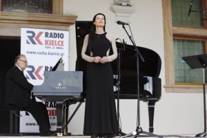 05.09.2020 Kielce. „Chopinowskie inspiracje” w ogrodzie włoskim Pałacu Biskupów Krakowskich. Na zdjęciu: Artur Jaroń i Joanna Woś / Jarosław Kubalski / Radio Kielce