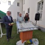 21.09.2020 Pińczów. Rocznica nadania miastu praw miejskich i przekazanie do muzeum nowych eksponatów. Na zdjęciu (od lewej): Włodzimierz Badurak – burmistrz Pińczowa, Krzysztof Polański, Justyna Dziadek – dyrektor Muzeum Regionalnego w Pińczowie / Marta Gajda / Radio Kielce