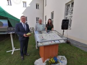 21.09.2020 Pińczów. Rocznica nadania miastu praw miejskich i przekazanie do muzeum nowych eksponatów. Na zdjęciu (od lewej): Włodzimierz Badurak – burmistrz Pińczowa, Krzysztof Polański, Justyna Dziadek – dyrektor Muzeum Regionalnego w Pińczowie / Marta Gajda / Radio Kielce