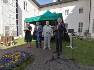 21.09.2020 Pińczów. Rocznica nadania miastu praw miejskich i przekazanie do muzeum nowych eksponatów. Na zdjęciu (od lewej): Justyna Dziadek – dyrektor Muzeum Regionalnego w Pińczowie, Zdzisław Woźniak – przewodniczący rady miejskiej w Pińczowie, Krzysztof Polański, Włodzimierz Badurak – burmistrz Pińczowa / Marta Gajda / Radio Kielce