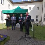 21.09.2020 Pińczów. Rocznica nadania miastu praw miejskich i przekazanie do muzeum nowych eksponatów. Na zdjęciu (od lewej):  Justyna Dziadek – dyrektor Muzeum Regionalnego w Pińczowie, Zdzisław Woźniak – przewodniczący rady miejskiej w Pińczowie, Włodzimierz Badurak – burmistrz Pińczowa Zbigniew Koniusz - wojewoda / Marta Gajda / Radio Kielce