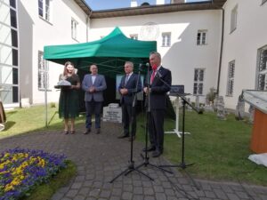 21.09.2020 Pińczów. Rocznica nadania miastu praw miejskich i przekazanie do muzeum nowych eksponatów. Na zdjęciu (od lewej): Justyna Dziadek – dyrektor Muzeum Regionalnego w Pińczowie, Zdzisław Woźniak – przewodniczący rady miejskiej w Pińczowie, Włodzimierz Badurak – burmistrz Pińczowa Zbigniew Koniusz - wojewoda / Marta Gajda / Radio Kielce