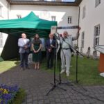 21.09.2020 Pińczów. Rocznica nadania miastu praw miejskich i przekazanie do muzeum nowych eksponatów. Na zdjęciu (od lewej): Zdzisław Woźniak – przewodniczący rady miejskiej w Pińczowie, Justyna Dziadek – dyrektor Muzeum Regionalnego w Pińczowie, Włodzimierz Badurak – burmistrz Pińczowa, Krzysztof Polański / Marta Gajda / Radio Kielce