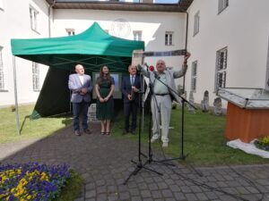 21.09.2020 Pińczów. Rocznica nadania miastu praw miejskich i przekazanie do muzeum nowych eksponatów. Na zdjęciu (od lewej): Zdzisław Woźniak – przewodniczący rady miejskiej w Pińczowie, Justyna Dziadek – dyrektor Muzeum Regionalnego w Pińczowie, Włodzimierz Badurak – burmistrz Pińczowa, Krzysztof Polański / Marta Gajda / Radio Kielce