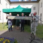 21.09.2020 Pińczów. Rocznica nadania miastu praw miejskich i przekazanie do muzeum nowych eksponatów. Na zdjęciu (od lewej):  Na zdjęciu (od lewej): Zdzisław Woźniak – przewodniczący rady miejskiej w Pińczowie, Justyna Dziadek – dyrektor Muzeum Regionalnego w Pińczowie, Włodzimierz Badurak – burmistrz Pińczowa, Krzysztof Polański / Marta Gajda / Radio Kielce