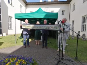 21.09.2020 Pińczów. Rocznica nadania miastu praw miejskich i przekazanie do muzeum nowych eksponatów. Na zdjęciu (od lewej): Na zdjęciu (od lewej): Zdzisław Woźniak – przewodniczący rady miejskiej w Pińczowie, Justyna Dziadek – dyrektor Muzeum Regionalnego w Pińczowie, Włodzimierz Badurak – burmistrz Pińczowa, Krzysztof Polański / Marta Gajda / Radio Kielce