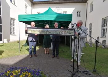 21.09.2020 Pińczów. Rocznica nadania miastu praw miejskich i przekazanie do muzeum nowych eksponatów. Na zdjęciu (od lewej):  Na zdjęciu (od lewej): Zdzisław Woźniak – przewodniczący rady miejskiej w Pińczowie, Justyna Dziadek – dyrektor Muzeum Regionalnego w Pińczowie, Włodzimierz Badurak – burmistrz Pińczowa, Krzysztof Polański / Marta Gajda / Radio Kielce