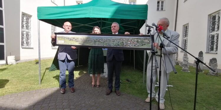 21.09.2020 Pińczów. Rocznica nadania miastu praw miejskich i przekazanie do muzeum nowych eksponatów. Na zdjęciu (od lewej):  Na zdjęciu (od lewej): Zdzisław Woźniak – przewodniczący rady miejskiej w Pińczowie, Justyna Dziadek – dyrektor Muzeum Regionalnego w Pińczowie, Włodzimierz Badurak – burmistrz Pińczowa, Krzysztof Polański / Marta Gajda / Radio Kielce