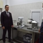 29.09.2020 Kije. Stołówki i kuchnie szkolne po remoncie. Na zdjęciu (od lewej): Tomasz Socha - wójt gminy Kije, Mariusz Kudasiewicz - dyrektor Zespołu Placówek Oświatowych w Kijach / Urząd Gminy w Kijach