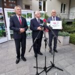 24.09.2020. Busko-Zdrój. Konferencja posła Krzysztofa Lipca. Na zdjęciu (od lewej): Zbigniew Koniusz - wojewoda świętokrzyski, Krzysztof Lipiec - prezes świętokrzyskich struktur PiS i Waldemar Sikora - burmistrz Buska-Zdroju / Marta Gajda / Radio Kielce