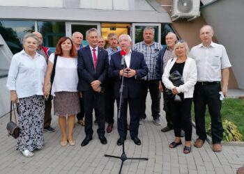 24.09.2020. Pińczów. Spotkanie powiatowych struktur PiS. Na zdjęciu (w środku): Zbigniew Koniusz - wojewoda świętokrzyski, poseł Krzysztof Lipiec - lider świętokrzyskich struktur PiS / Marta Gajda / Radio Kielce