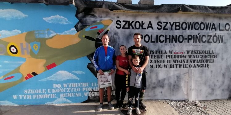 26.09.2020. Pińczów. Mural upamiętniający szkołę szybowcową Polichno-Pińczów / Marta Gajda / Radio Kielce