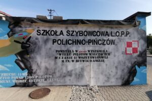 26.09.2020. Pińczów. Mural upamiętniający szkołę szybowcową Polichno-Pińczów / Marta Gajda / Radio Kielce