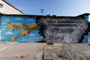 26.09.2020. Pińczów. Mural upamiętniający szkołę szybowcową Polichno-Pińczów / Marta Gajda / Radio Kielce