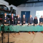 30.09.2020. Jędrzejów. Podpisanie umów o współfinansowaniu kolejki wąskotorowej „Ciuchcia Expres Ponidzie”. Na zdjęciu (od lewej): Tomasz Hałatkiewicz - dyrektor Świętokrzyskich i Nadnidziańskich Parków Krajobrazowych, Zbigniew Huk - wójt gminy Imielno, Paweł Faryna - starosta jędrzejowski, Marcin Piszczek - burmistrz Jędrzejowa, Andrzej Bętkowski - marszałek województwa świętokrzyskiego, Marek Jońca - członek zarządu województwa świętokrzyskiego, Beata Kita - zastępca burmistrza Pińczowa, Anita Głuszek - skarbnik powiatu pińczowskiego, Tomasz Socha - wójt gminy Kije / Marta Gajda / Radio Kielce