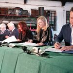 30.09.2020. Jędrzejów. Podpisanie umów o współfinansowaniu kolejki wąskotorowej „Ciuchcia Expres Ponidzie”. Na zdjęciu (od lewej): Zbigniew Huk - wójt gminy Imielno, Paweł Faryna - starosta jędrzejowski, Marcin Piszczek - burmistrz Jędrzejowa, Andrzej Bętkowski - marszałek województwa świętokrzyskiego, Marek Jońca - członek zarządu województwa świętokrzyskiego, Beata Kita - zastępca burmistrza Pińczowa, Anita Głuszek - skarbnik powiatu pińczowskiego, Tomasz Socha - wójt gminy Kije / Marta Gajda / Radio Kielce