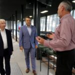 Starachowice. Zmodernizowane Centrum Strzelectwa Sportowego. Na zdjęciu (od lewej): Krzysztof Lipiec - poseł PiS, Marek Materek - prezydent Starachowic i Karol Kopeć - prezes KS Świt / UM Starachowice