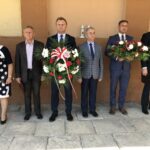 03.09.2020 Sandomierz. Uroczystości ku czci żołnierzy i kolejarzy, którzy zginęli w niemieckim nalocie na dworzec kolejowy. Na zdjęciu (od lewej): Grażyna Szklarska - członek zarządu powiatu sandomierskiego, radny Andrzej Bolewski, Marcin Piwnik - starosta sandomierski, Ryszard Nagórny - członek zarządu powiatu sandomierskiego, Piotr Chojnacki wiceprzewodniczący rady miasta, Marcin Marzec - burmistrz Sandomierza / Grażyna Szlęzak-Wójcik / Radio Kielce