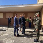 03.09.2020 Sandomierz. Uroczystości ku czci żołnierzy i kolejarzy, którzy zginęli w niemieckim nalocie na dworzec kolejowy. Na zdjęciu (od lewej): Piotr Chojnacki - wiceprzewodniczący rady miasta, radny Tomasz Malinowski, Marcin Marzec - burmistrz Sandomierza. / Grażyna Szlęzak-Wójcik / Radio Kielce