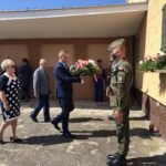 03.09.2020 Sandomierz. Uroczystości ku czci żołnierzy i kolejarzy, którzy zginęli w niemieckim nalocie na dworzec kolejowy. Na zdjęciu (od lewej): członkowie zarządu powiatu  sandomierskiego Grażyna Szklarska  i Ryszard Nagórny, Marcin Piwnik - starosta sandomierski / Grażyna Szlęzak-Wójcik / Radio Kielce