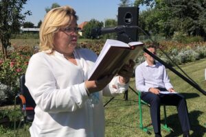 04.09.2020. Sandomierz. Narodowe Czytanie w Zespole Szkół Centrum Kształcenia Rolniczego w Sandomierzu. Na zdjęciu: Alicja Szatan - dyrektor Zespołu Szkół Centrum Kształcenia Rolniczego w Sandomierzu / Grażyna Szlęzak-Wójcik / Radio Kielce