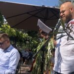 05.09.2020. Sandomierz. Narodowe Czytanie. Na zdjęciu (od lewej): Marcin Marzec - burmistrz Sandomierza i Dominik Płaza - dyrektor Muzeum Okręgowego w Sandomierzu / Grażyna Szlęzak-Wójcik / Radio Kielce