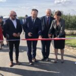 08.09.2020. Sośniczany. Otwarcie kolejnego odcinka Green Velo. Na zdjęciu:  Monika Słoniewska - Świętokrzyski Zarząd Dróg Wojewódzkich w Kielcach, Mariusz Gosek - poseł PiS, Marek Kwitek - poseł PiS, Marek Jońca - członek zarządu województwa świętokrzyskiego, Elżbieta Paluch - Świętokrzyski Urząd Wojewódzki w Kielcach i Czesława Rączkiewicz - radna gminy Koprzywnica / Grażyna Szlęzak-Wójcik / Radio Kielce