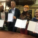 10.09.2020. Zawichost. Podpisanie listu intencyjnego. Na zdjęciu (od lewej): Dominik Płaza - dyrektor Muzeum Okręgowego w Sandomierzu, Wojciech Rudziejewski-Rudziewicz - prezes Stowarzyszenia na Rzecz Rozwoju Gminy Annopol „Szansa”, Patrycja Sus-Lutyńska - dyrektor Miejsko-Gminnego Ośrodka Kultury w Zawichoście i Katarzyna Kondziołka - burmistrz Zawichostu / Grażyna Szlęzak-Wojcik / Radio Kielce