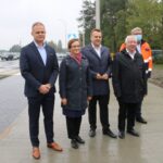 30.09.2020 Starachowice, Zakończenie remontu ul. Krańcowej w Starachowicach. Na zdjęciu (od lewej):   Łukasz Dominiak - rzecznik Animex Foods, poseł Agata Wojtyszek, Marek Materek - prezydent Starachowic, poseł Krzysztof Lipiec, Grzegorz Adamus – wykonawca prac / UM Starachowice