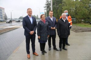 30.09.2020 Starachowice, Zakończenie remontu ul. Krańcowej w Starachowicach. Na zdjęciu (od lewej): Łukasz Dominiak - rzecznik Animex Foods, poseł Agata Wojtyszek, Marek Materek - prezydent Starachowic, poseł Krzysztof Lipiec, Grzegorz Adamus – wykonawca prac / UM Starachowice