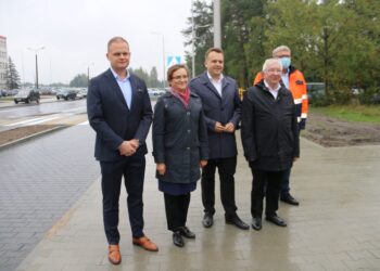 30.09.2020 Starachowice, Zakończenie remontu ul. Krańcowej w Starachowicach. Na zdjęciu (od lewej):   Łukasz Dominiak - rzecznik Animex Foods, poseł Agata Wojtyszek, Marek Materek - prezydent Starachowic, poseł Krzysztof Lipiec, Grzegorz Adamus – wykonawca prac / UM Starachowice